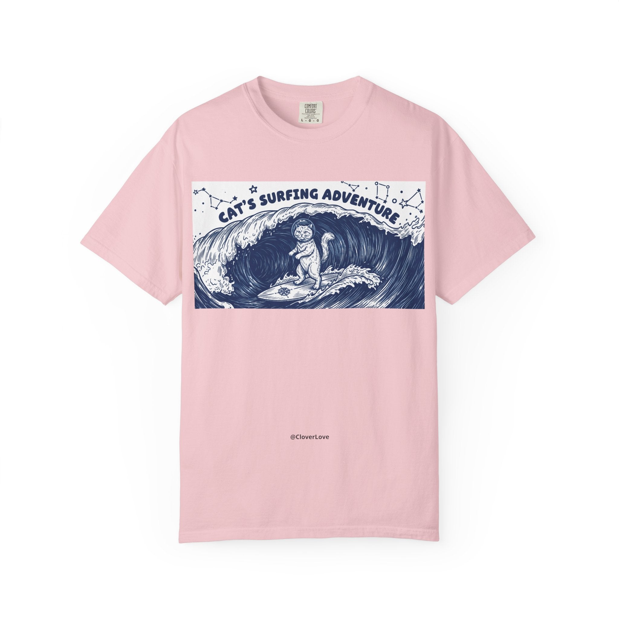 Cat’s Ocean Adventure T-Shirt - Vintage Ocean Wave Graphic Tee for Cat Lovers